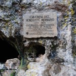Grotta del Brigante, ingresso con lapide